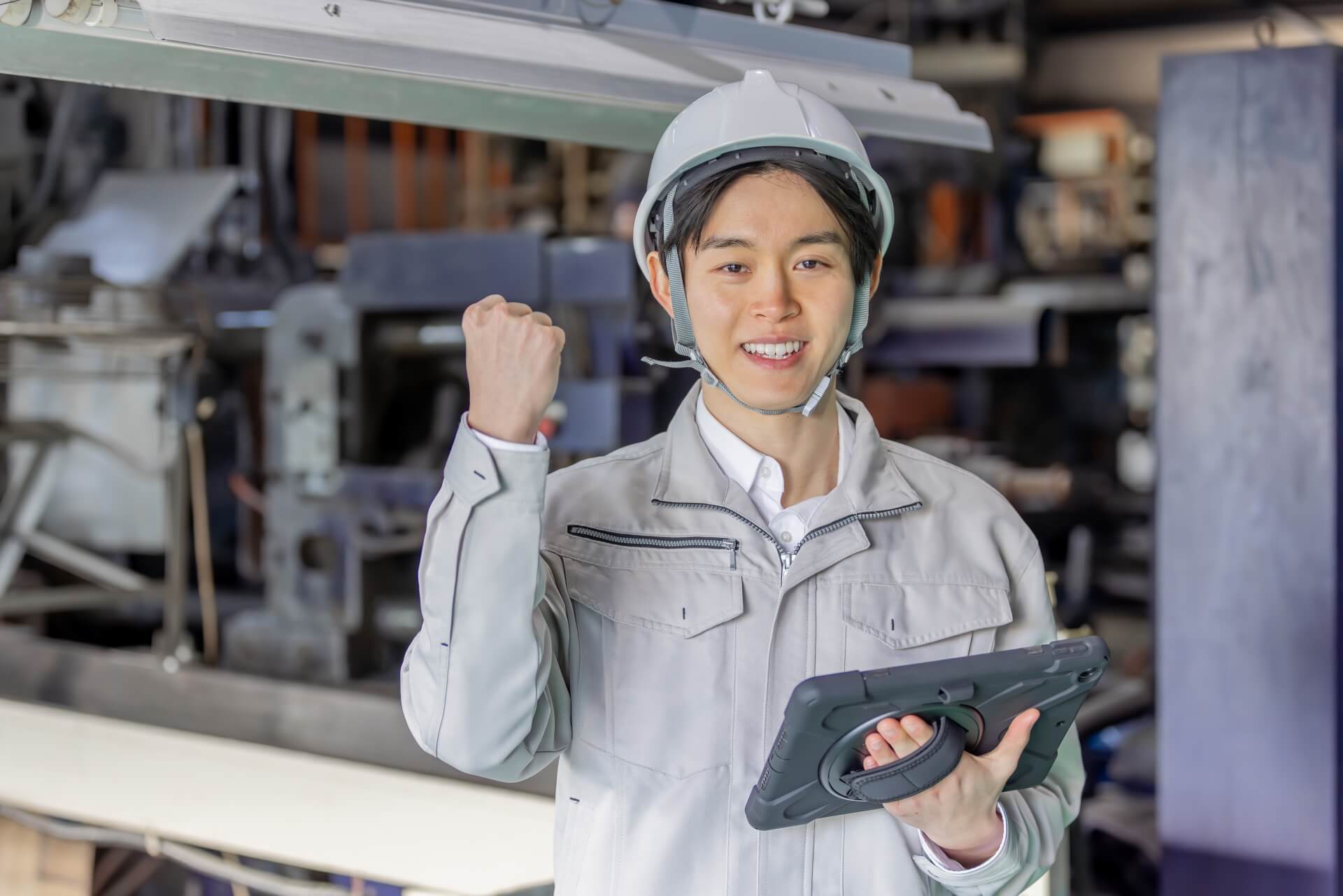 タブレットを持つ工場の若い技術者