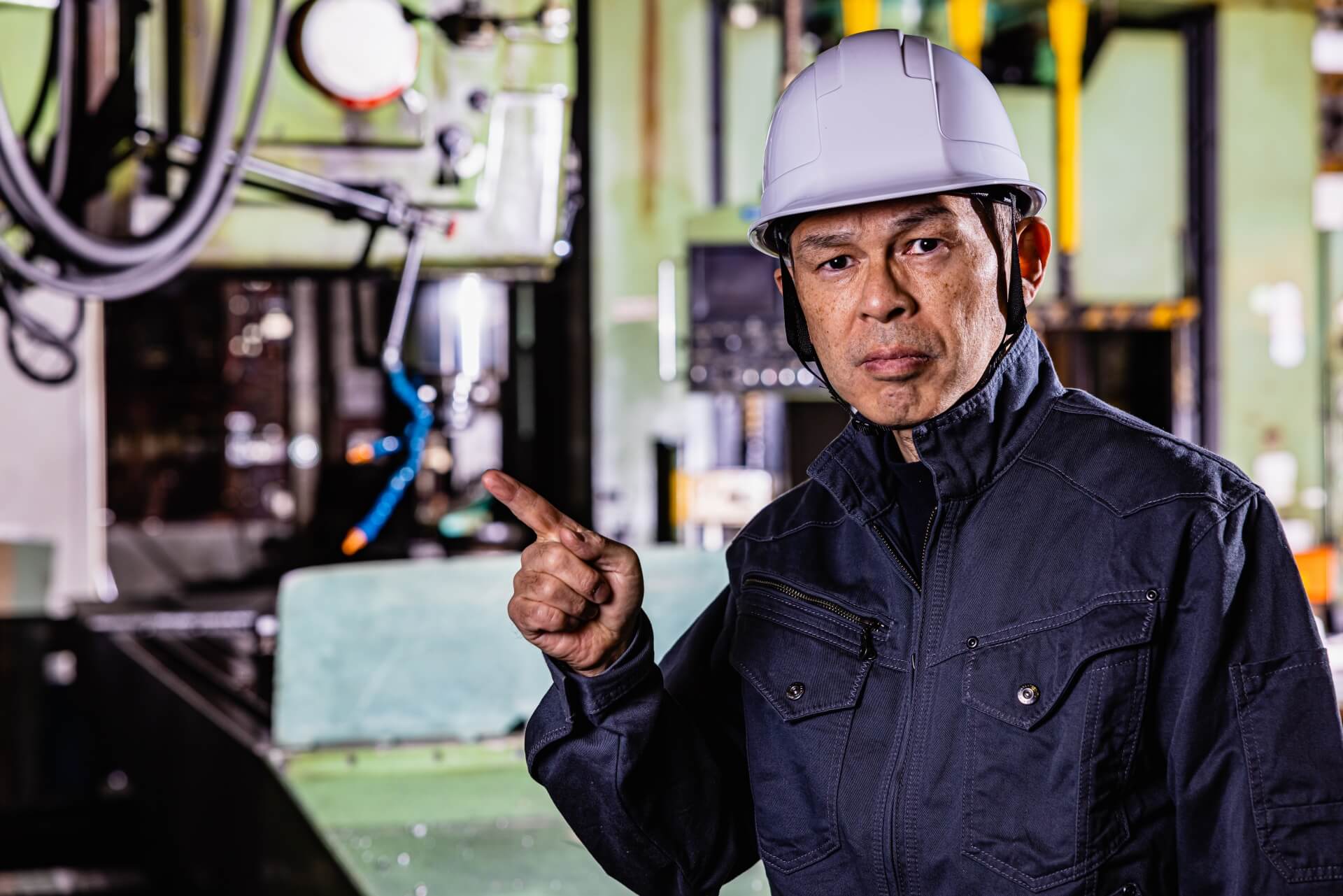 工場内で指示を出す作業員