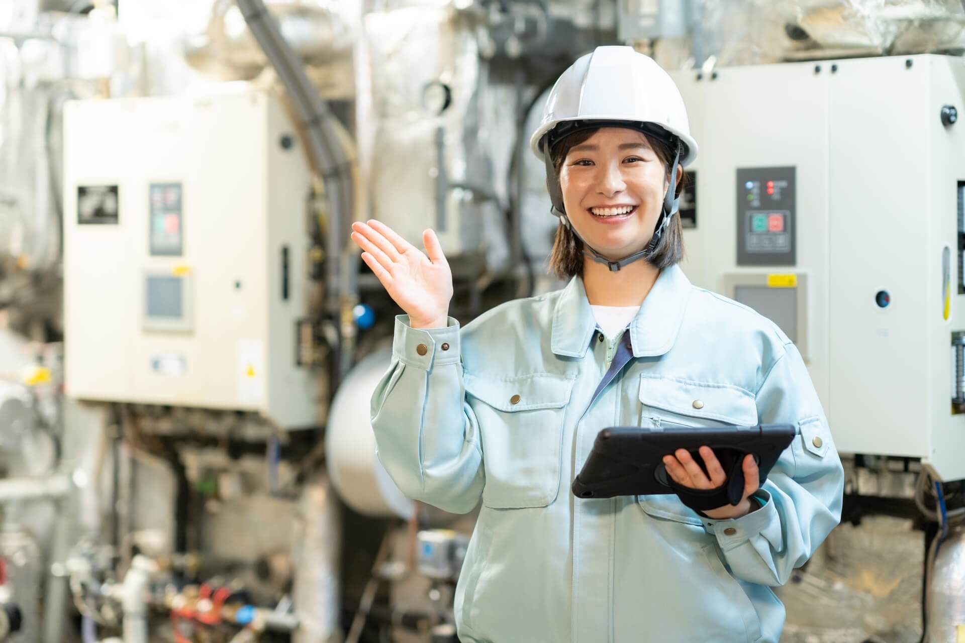 工場内でタブレットを持つ作業員